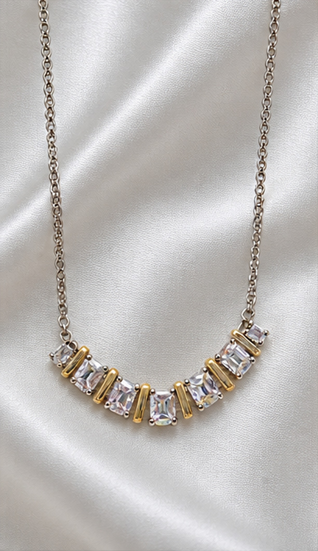 Colar Zircônias Detalhe Dourado