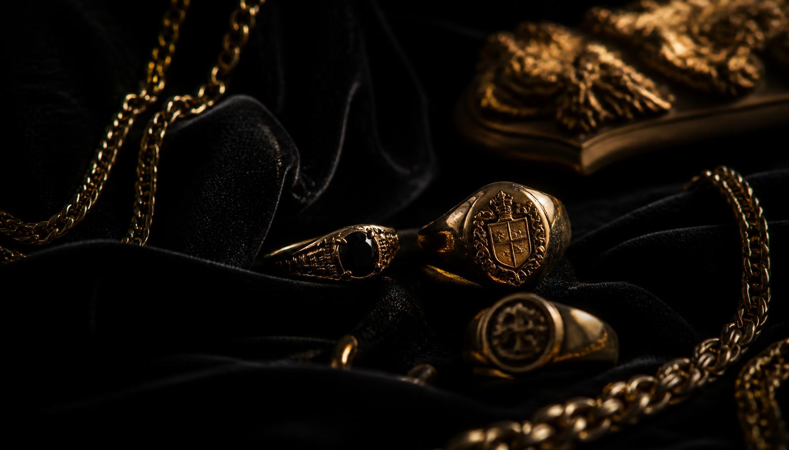 Joias de ouro sobre veludo escuro