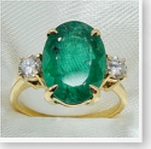 Anel Esmeralda Oval e 2 Brilhantes